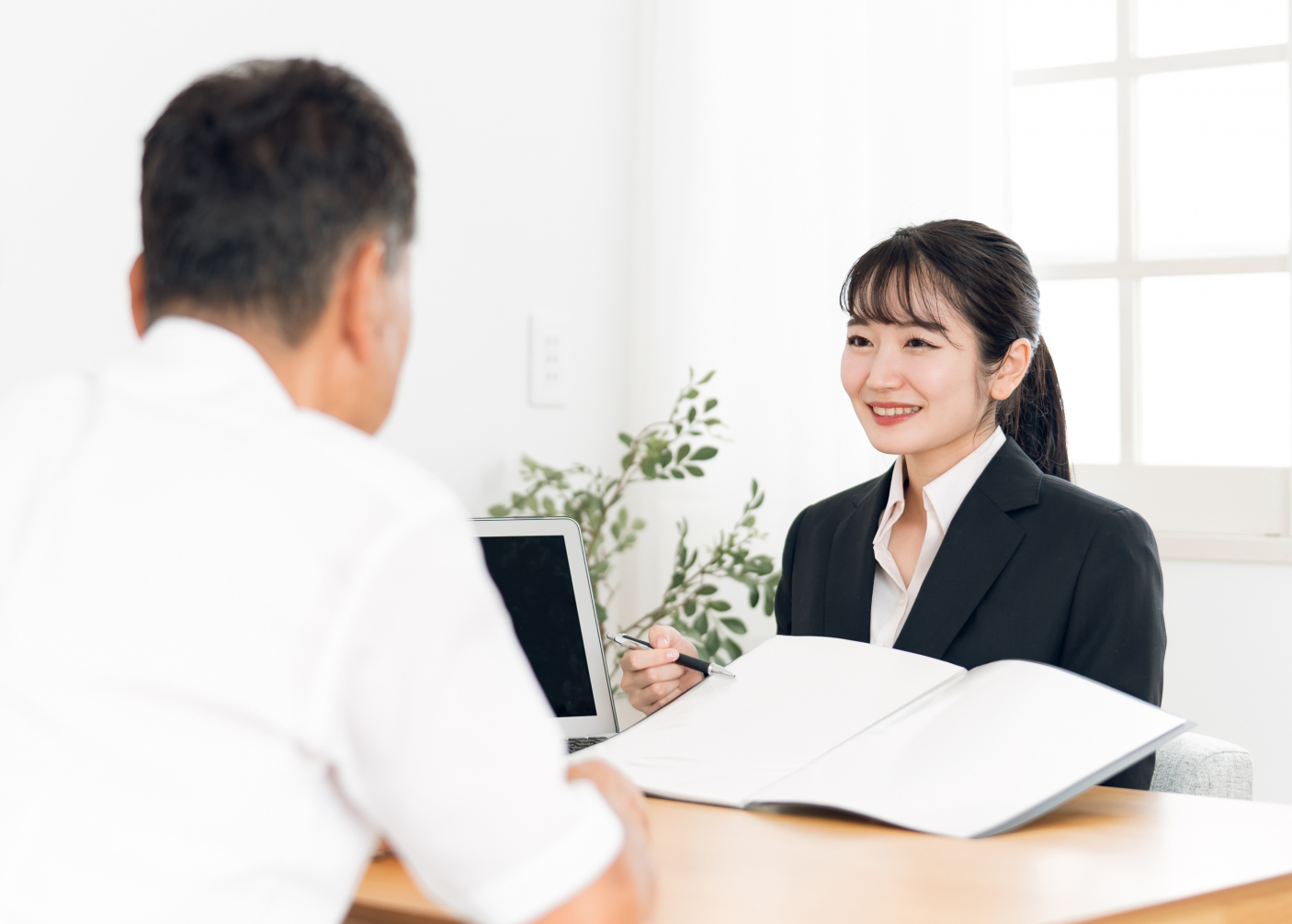 担当者と打ち合わせをする様子